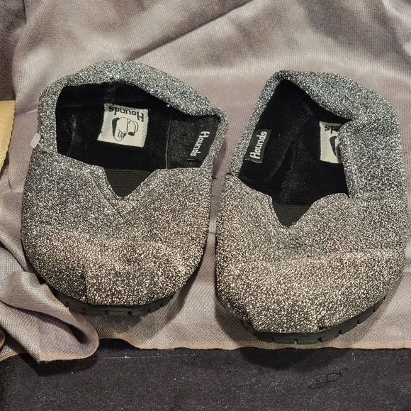 NWOT HOUNDS BY DAWGS WOMEN'S FLEECE LINED KAYMANNS GLITTER SHOE, SILVER ~SZ 7/8 - Picture 2 of 8